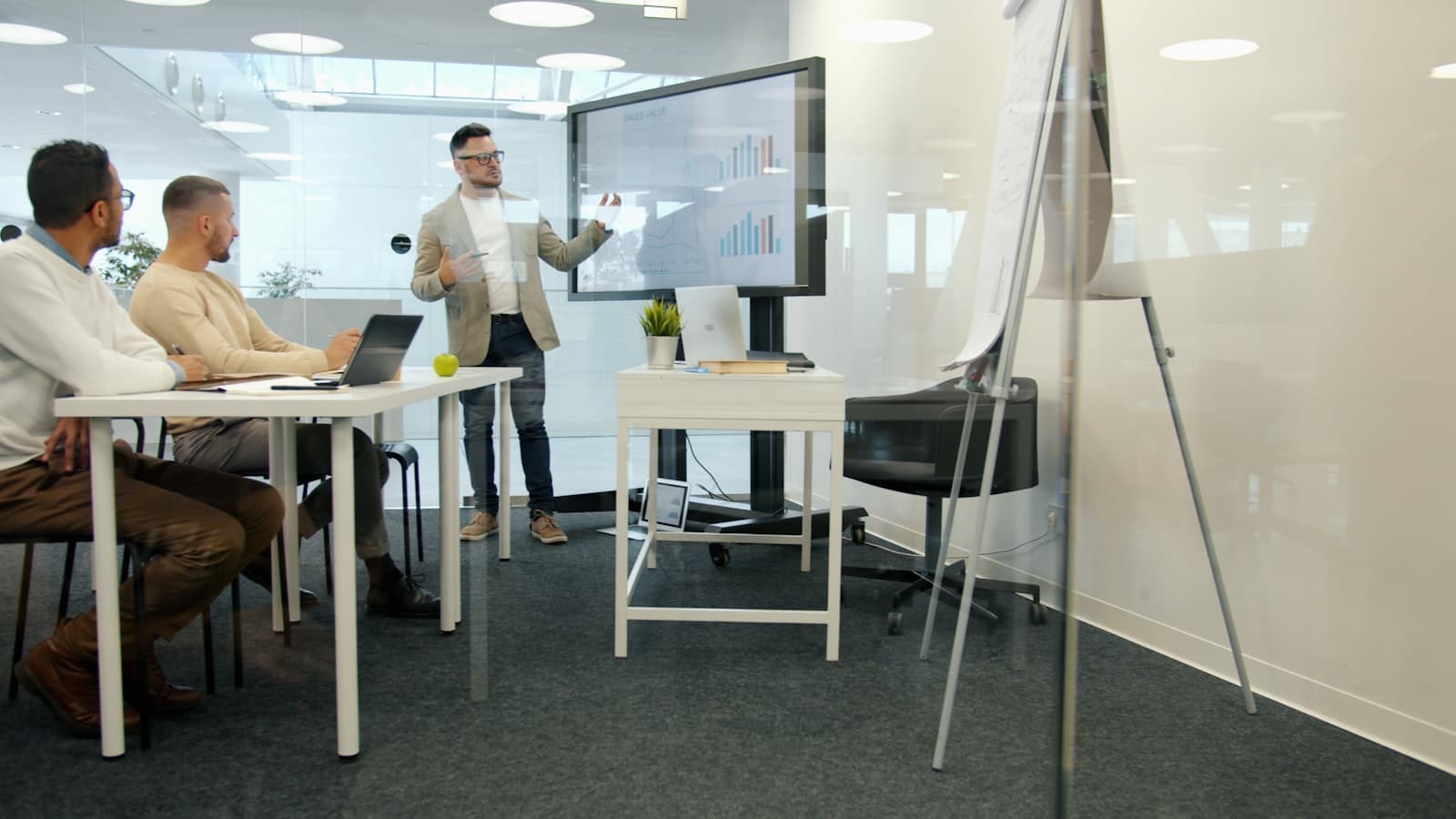 Advisor presenting strategy in a modern boardroom
